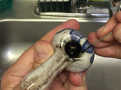 cleaning glass marijuana pipe